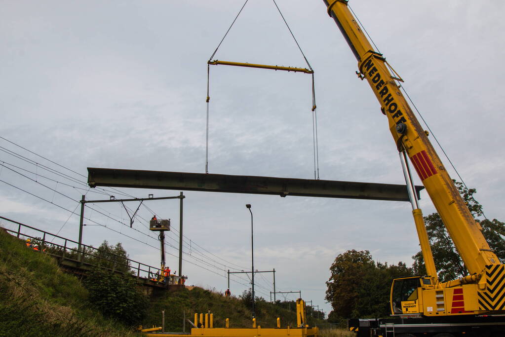 Zwaar beschadigde spoorbrug uitgehesen