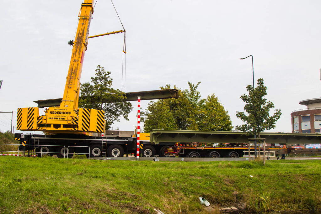 Zwaar beschadigde spoorbrug uitgehesen