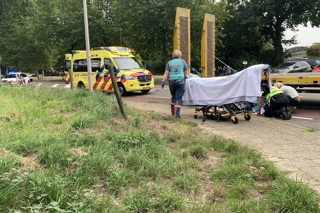 Vrouw gewond bij aanrijding met vrachtwagen