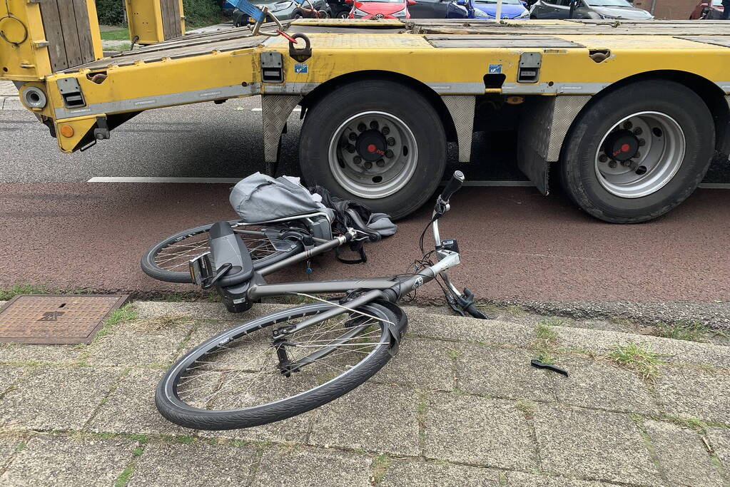 Vrouw gewond bij aanrijding met vrachtwagen