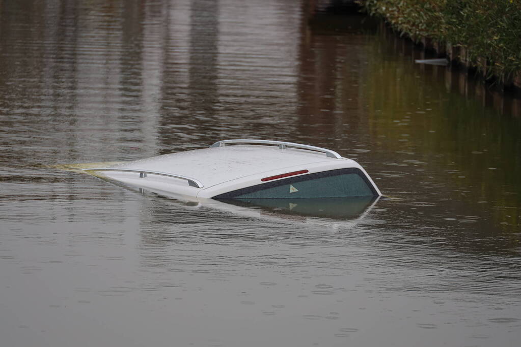 Auto rolt van zelf het water in