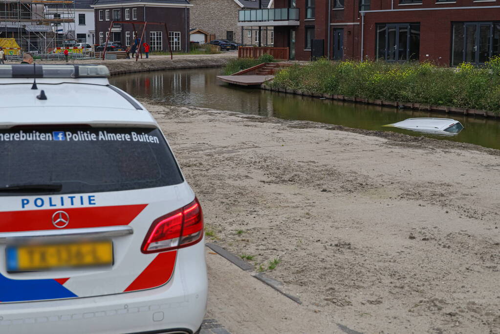 Auto rolt van zelf het water in