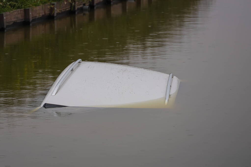 Auto rolt van zelf het water in
