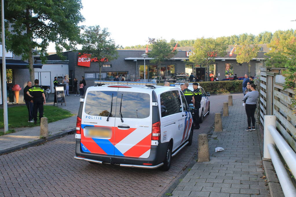 Veel politie ingezet voor vechtpartij bij Dekamarkt
