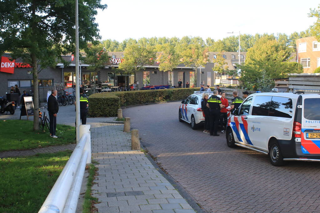 Veel politie ingezet voor vechtpartij bij Dekamarkt