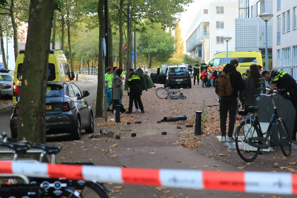 Meerdere gewonden nadat automobilist op fietspad belandt