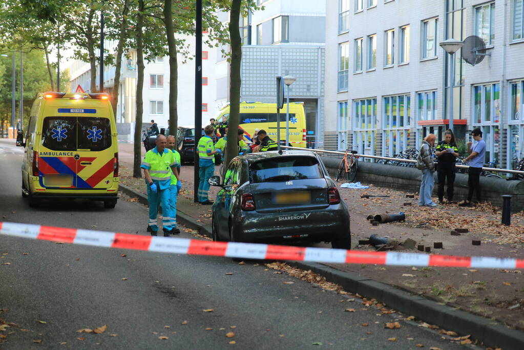 Meerdere gewonden nadat automobilist op fietspad belandt
