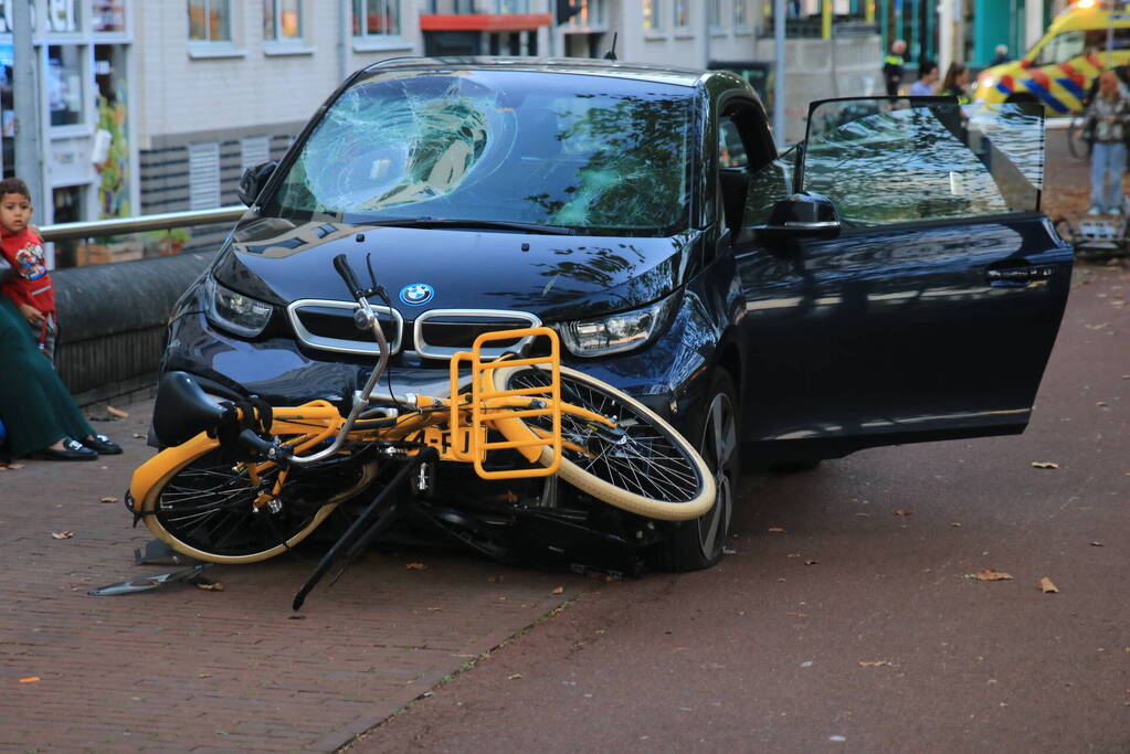 Meerdere gewonden nadat automobilist op fietspad belandt
