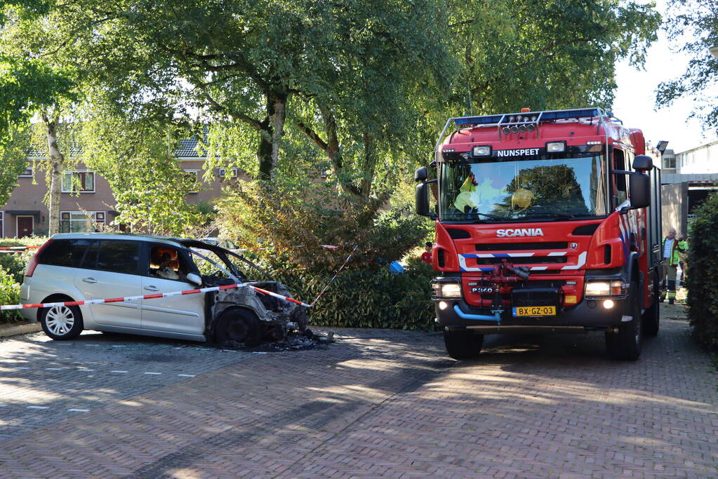 Personenauto zwaar beschadigd door brandstichting