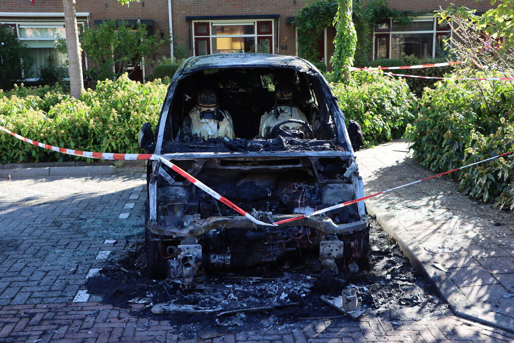 Personenauto zwaar beschadigd door brandstichting