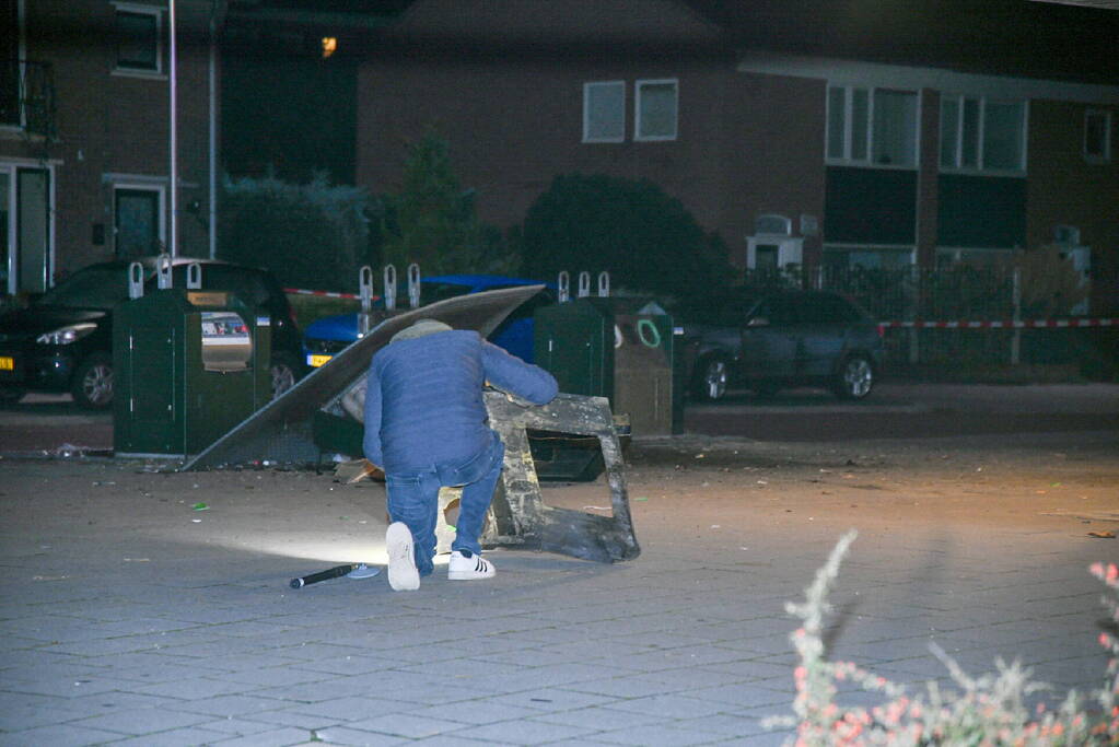 Explosief blaast container compleet uit de grond