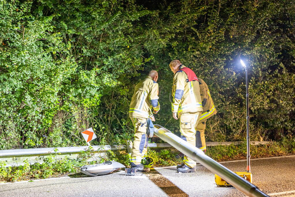 Automobilist richt ravage aan en gaat ervandoor
