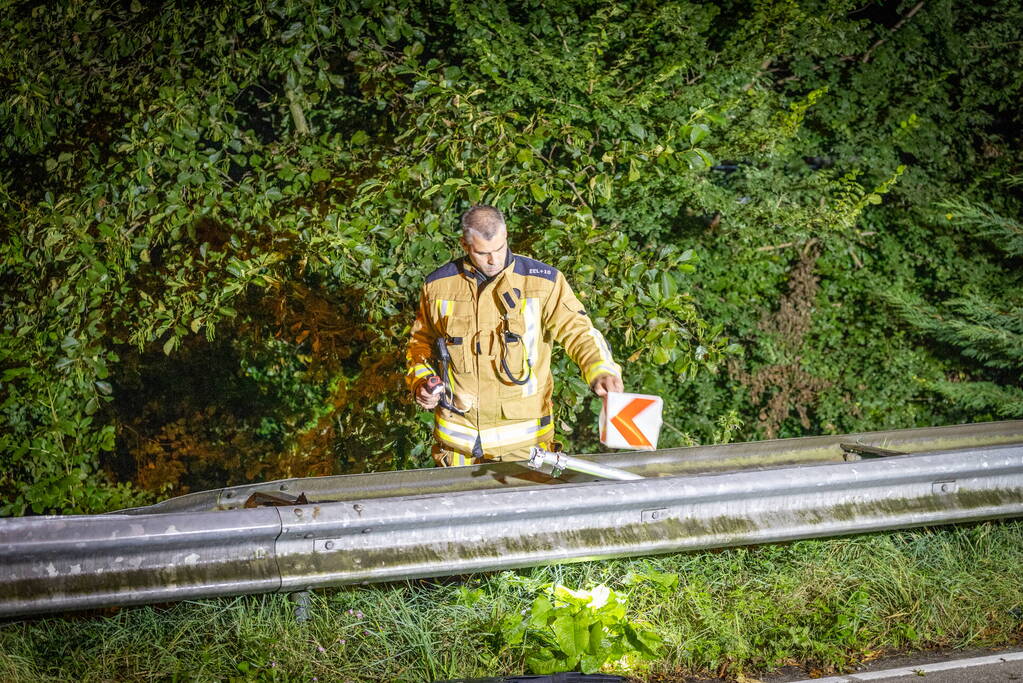 Automobilist richt ravage aan en gaat ervandoor