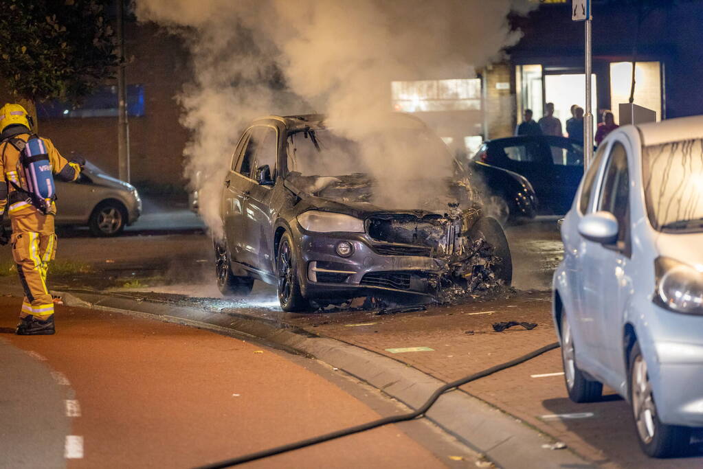 Geparkeerde auto total-loss na brand
