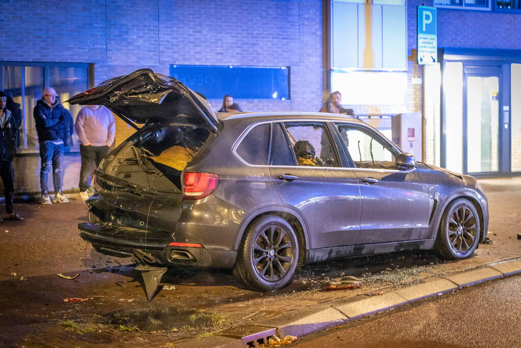 Geparkeerde auto total-loss na brand