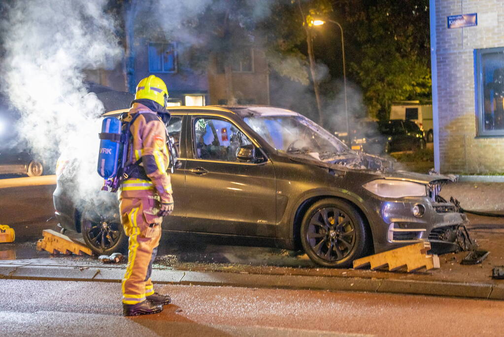 Geparkeerde auto total-loss na brand