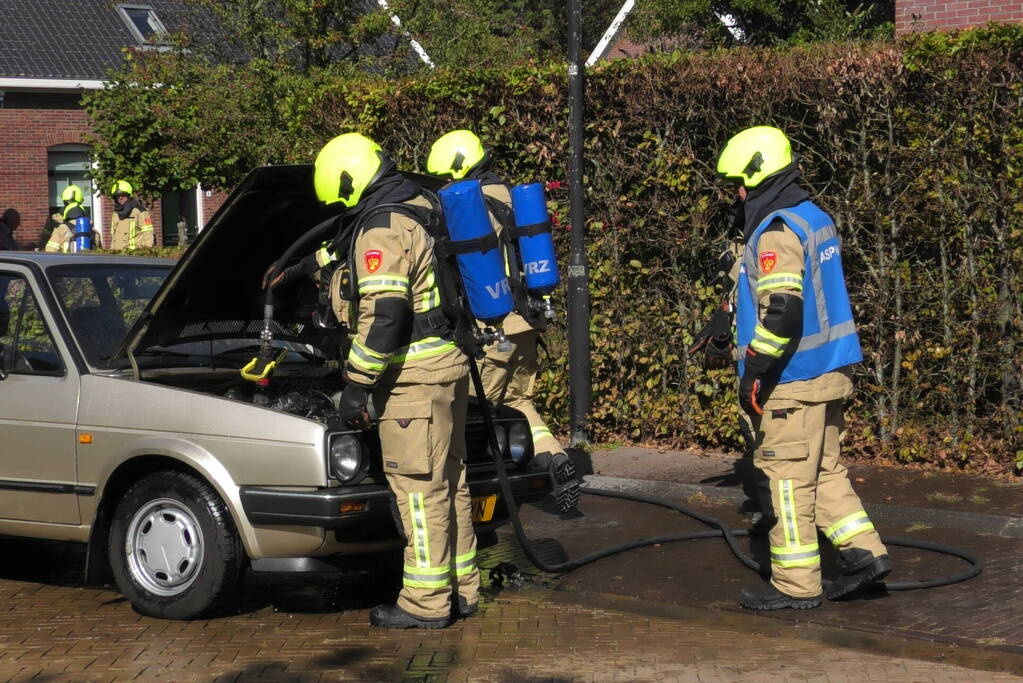 Brandweer blust autobrand