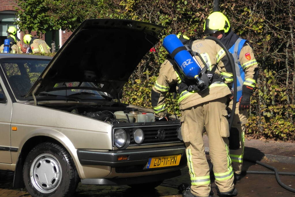 Brandweer blust autobrand