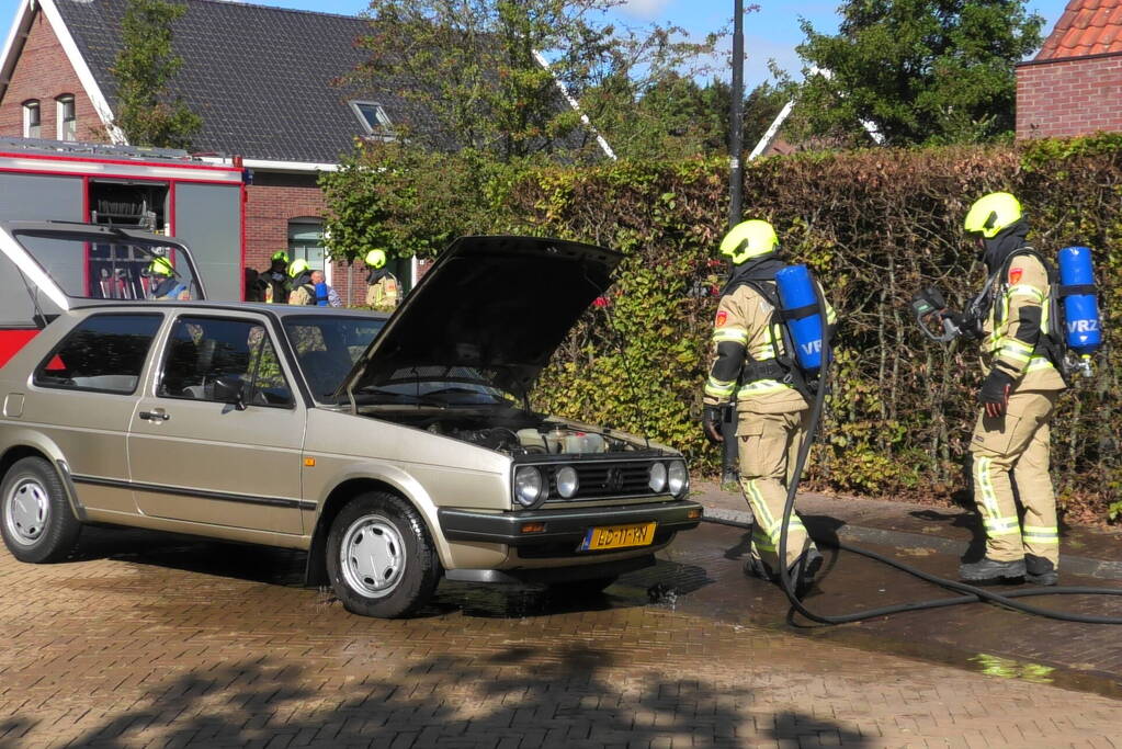 Brandweer blust autobrand