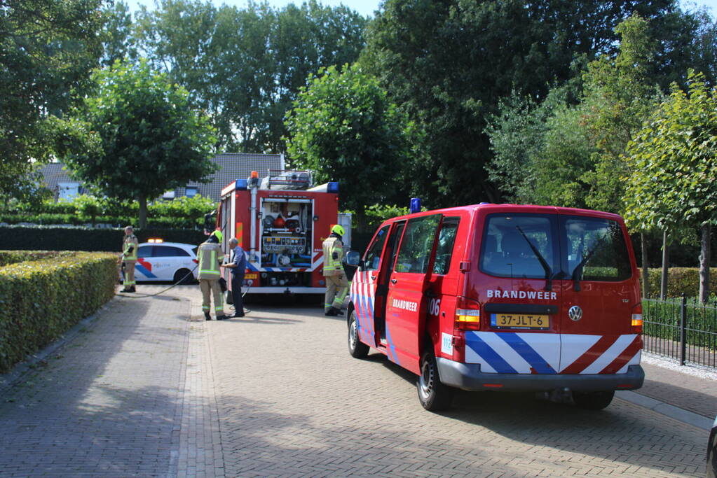 Brandweer blust autobrand