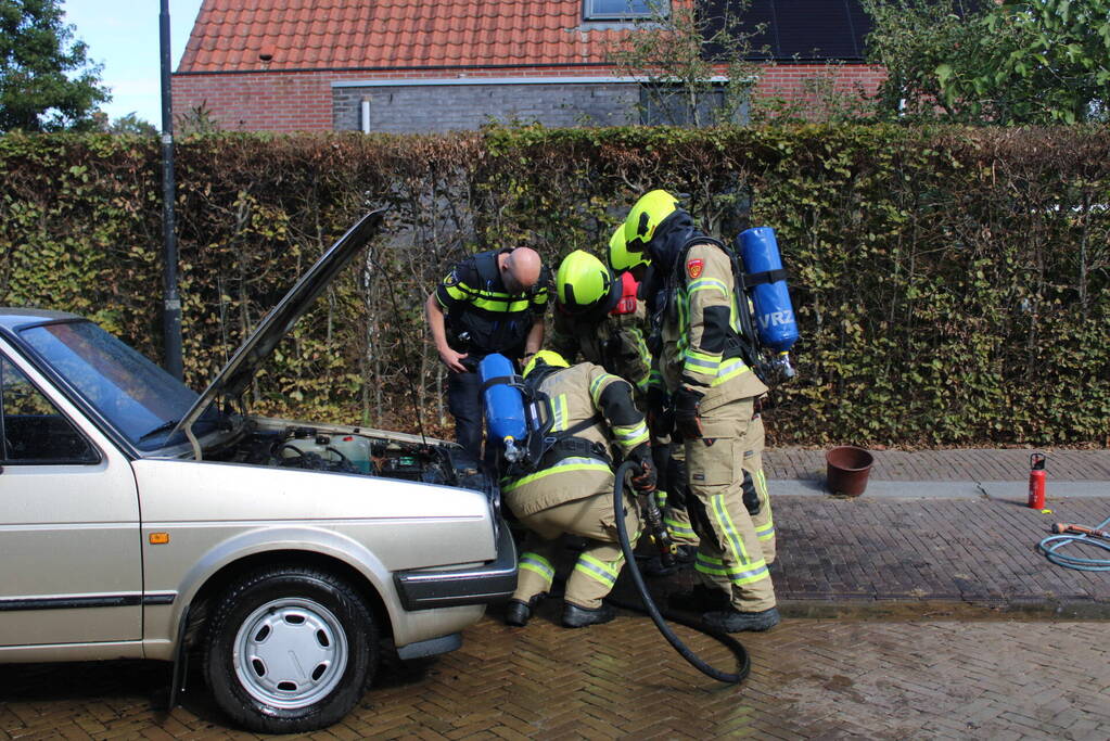 Brandweer blust autobrand