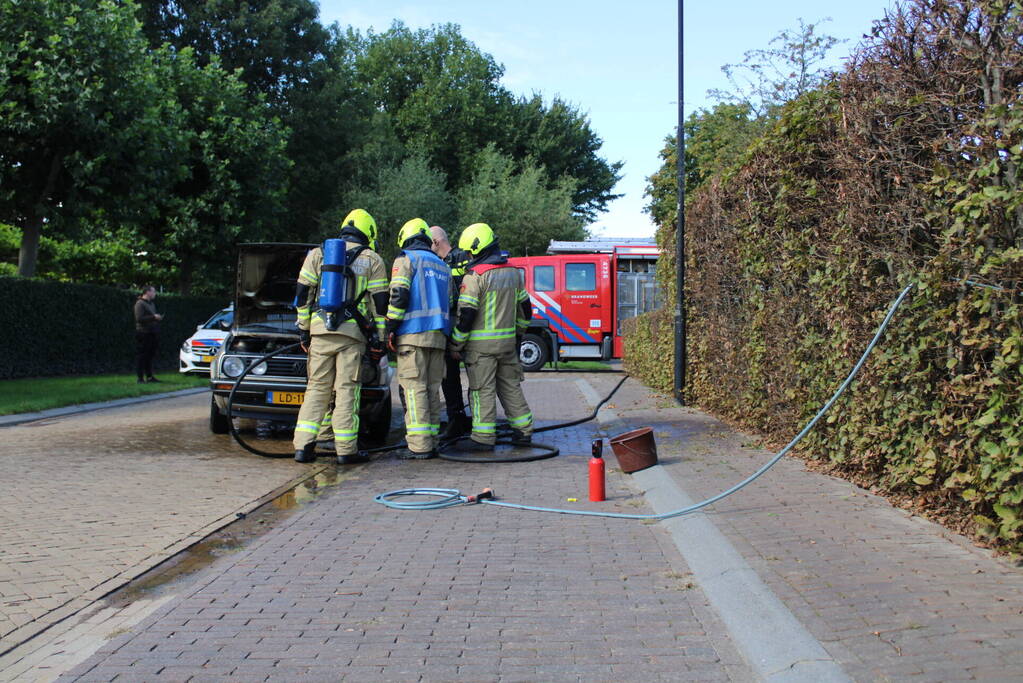 Brandweer blust autobrand