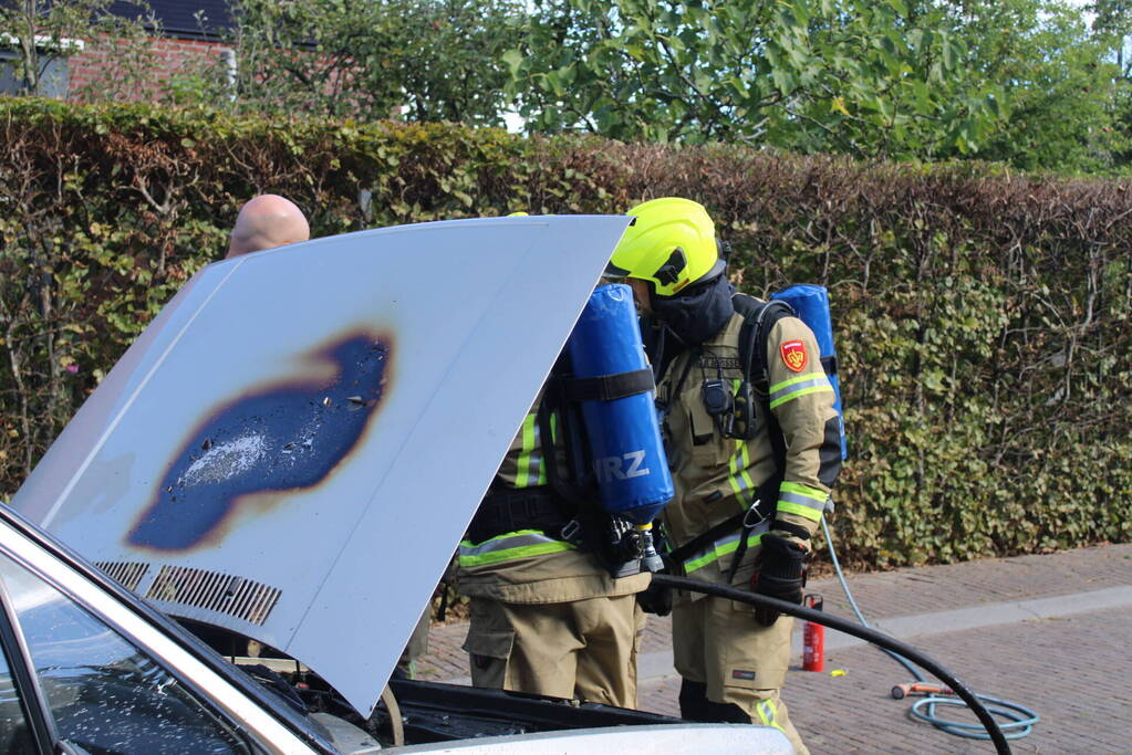 Brandweer blust autobrand