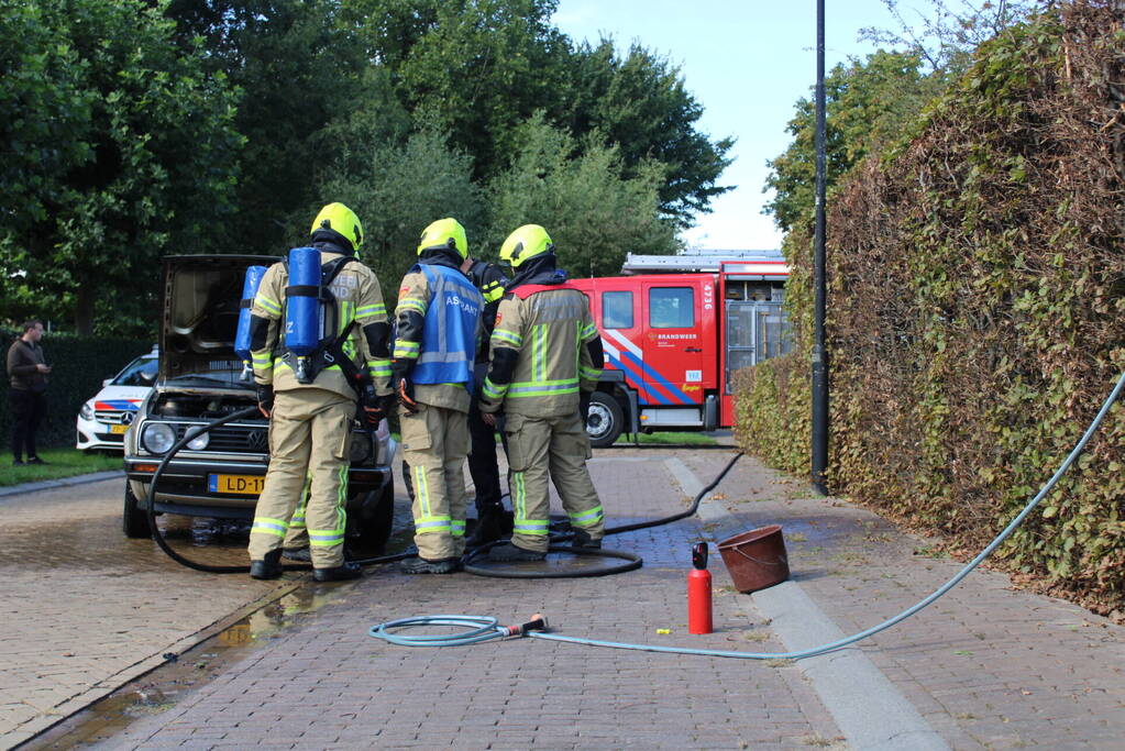 Brandweer blust autobrand