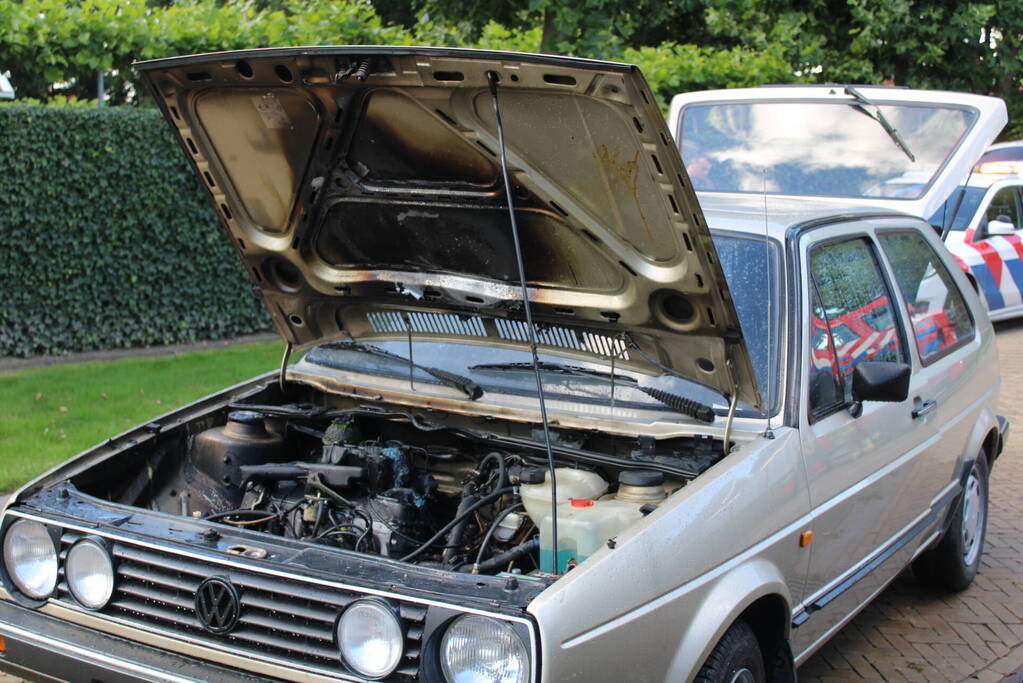 Brandweer blust autobrand