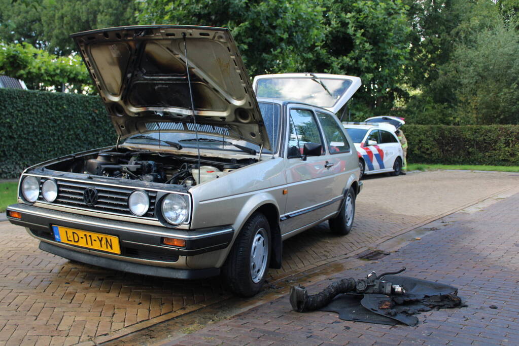 Brandweer blust autobrand