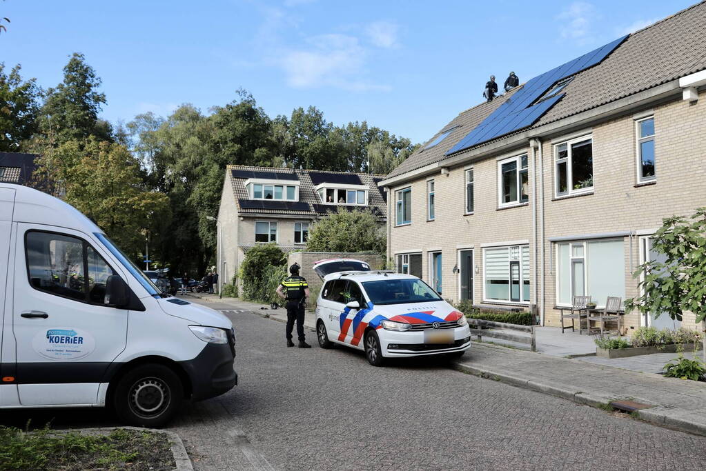 Verward persoon sluit zichzelf op in woning
