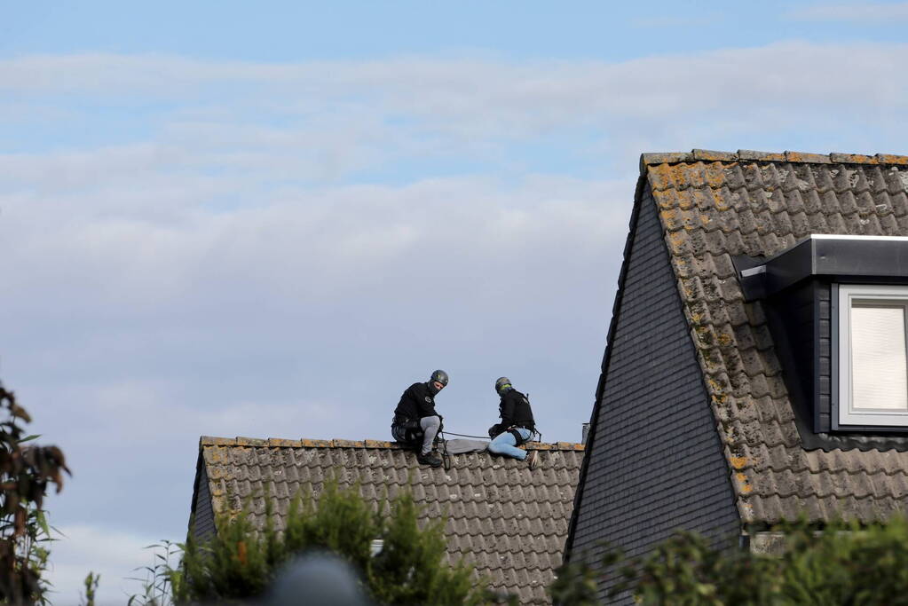 Verward persoon sluit zichzelf op in woning