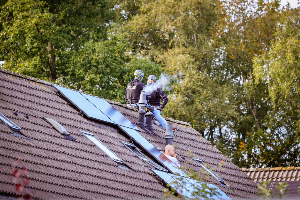 Verward persoon sluit zichzelf op in woning