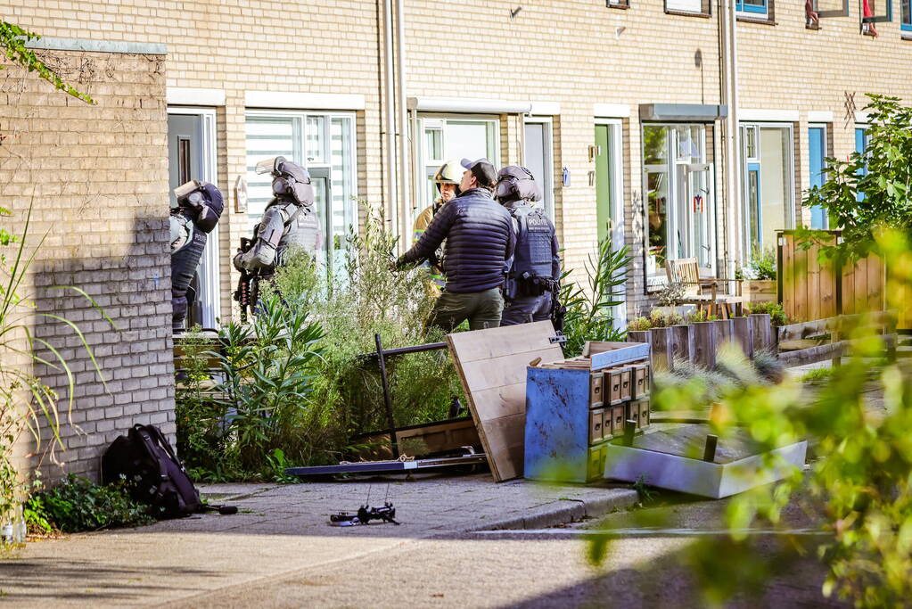 Verward persoon sluit zichzelf op in woning