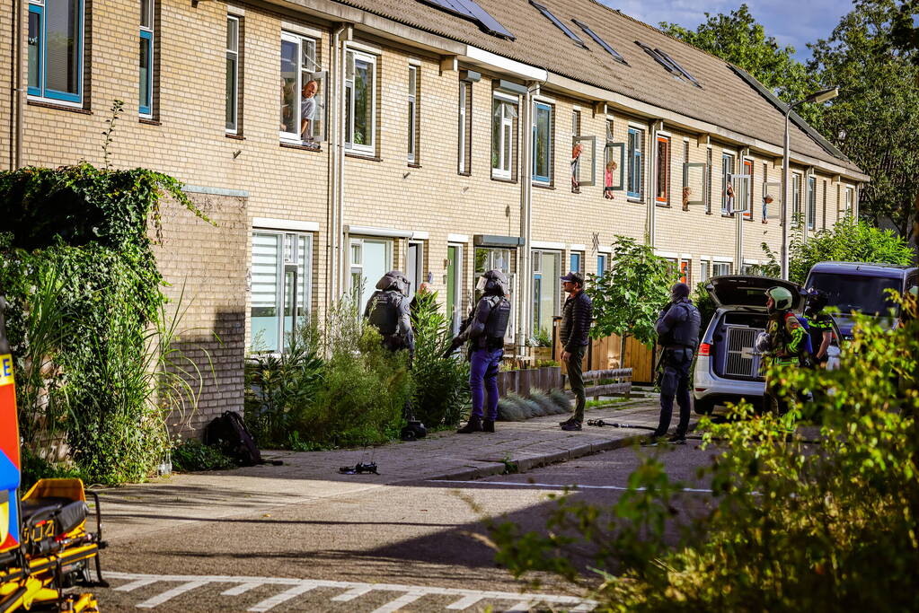 Verward persoon sluit zichzelf op in woning