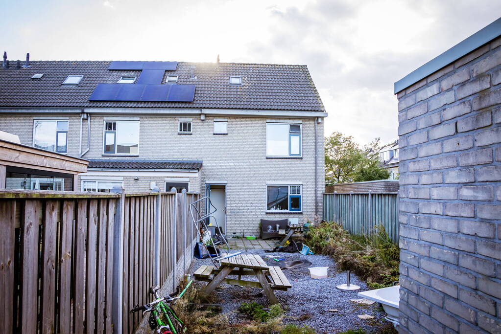 Verward persoon sluit zichzelf op in woning