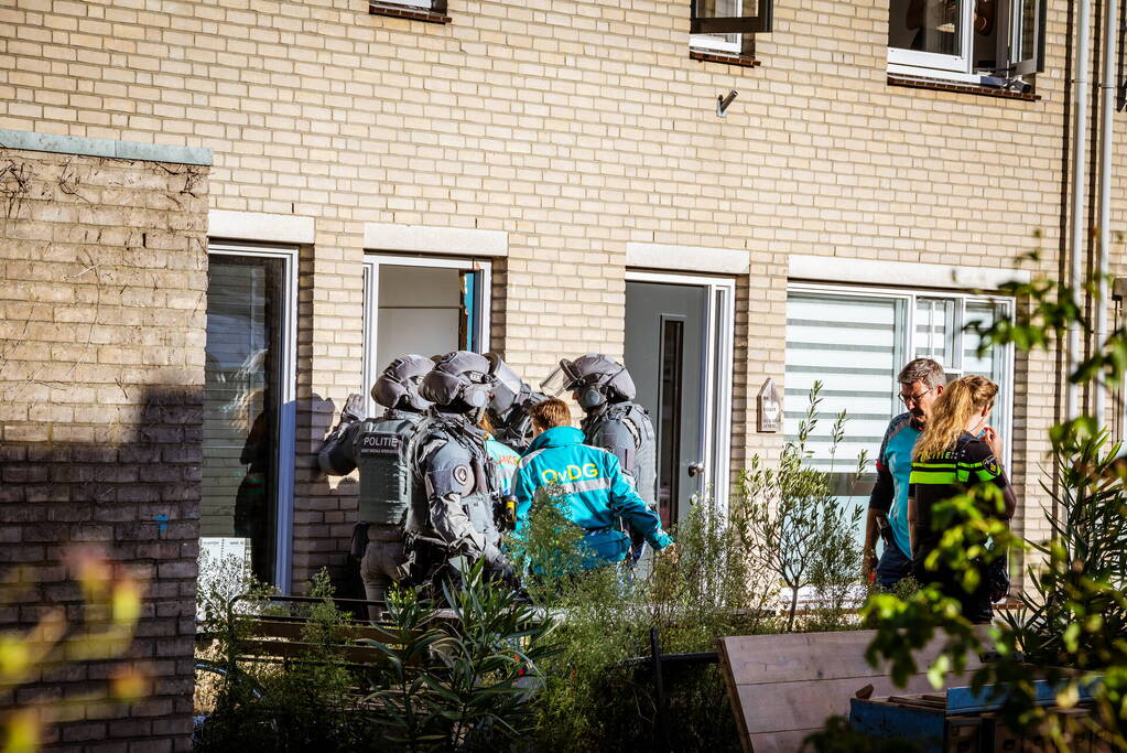 Verward persoon sluit zichzelf op in woning