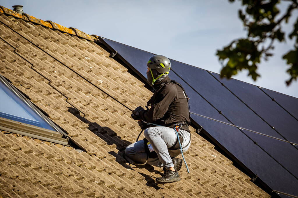 Verward persoon sluit zichzelf op in woning