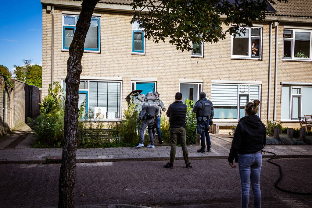 Verward persoon sluit zichzelf op in woning