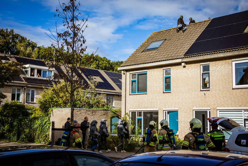 Verward persoon sluit zichzelf op in woning