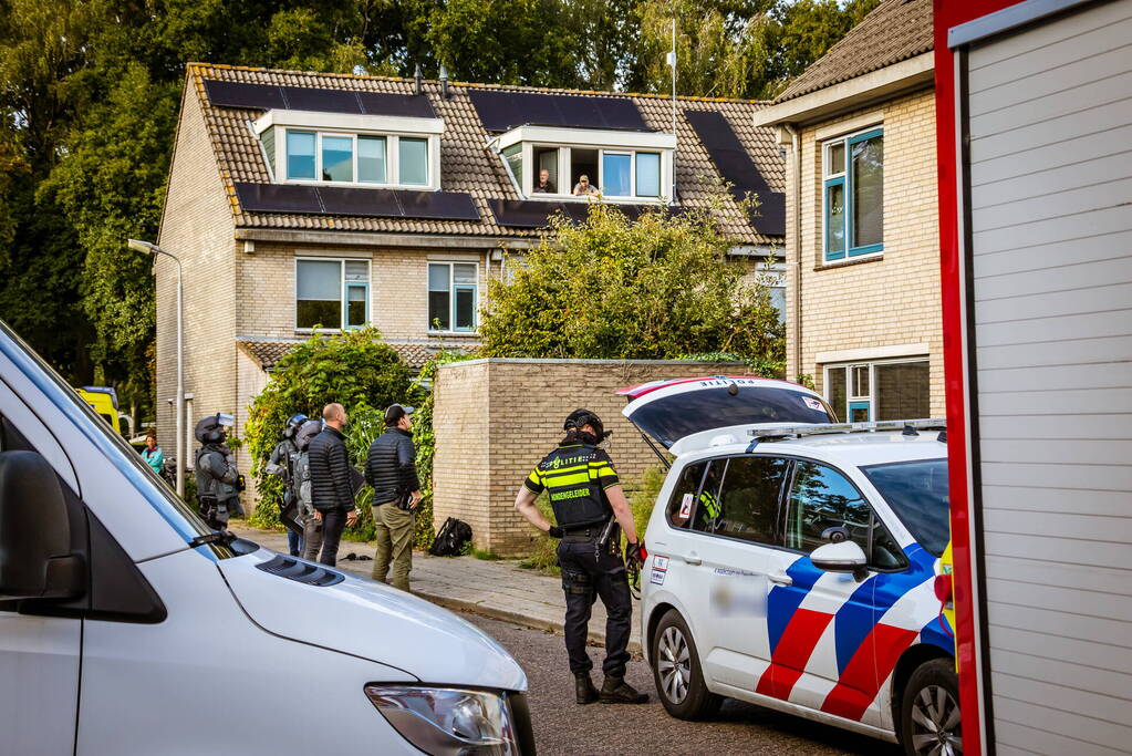 Verward persoon sluit zichzelf op in woning