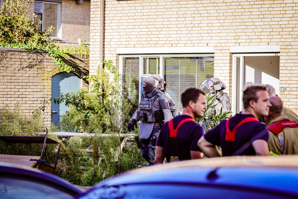 Verward persoon sluit zichzelf op in woning