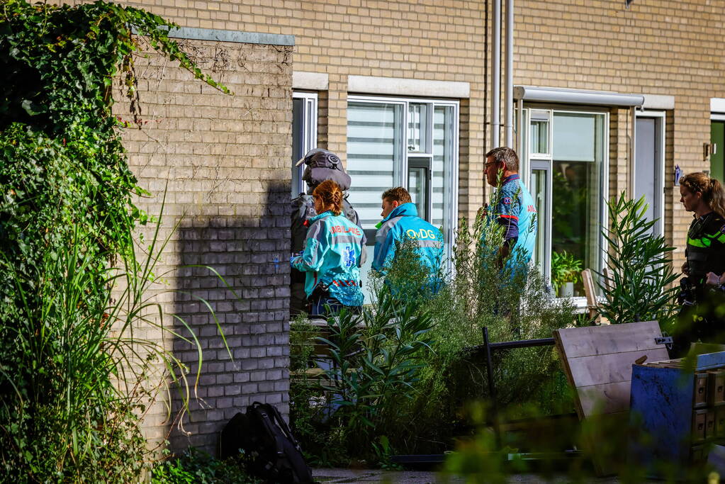 Verward persoon sluit zichzelf op in woning