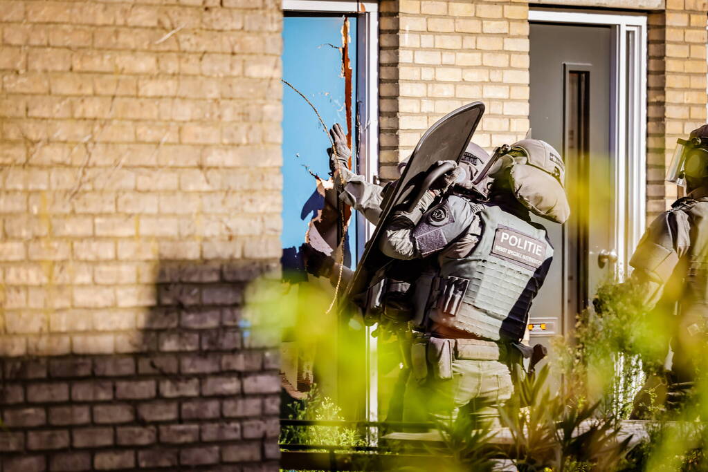 Verward persoon sluit zichzelf op in woning