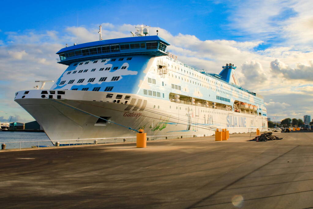 Cruiseschip voor asielzoekers afgemeerd in haven