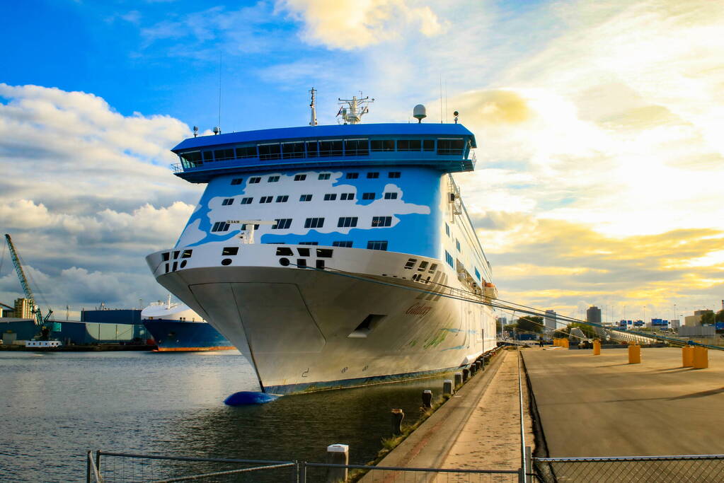 Cruiseschip voor asielzoekers afgemeerd in haven