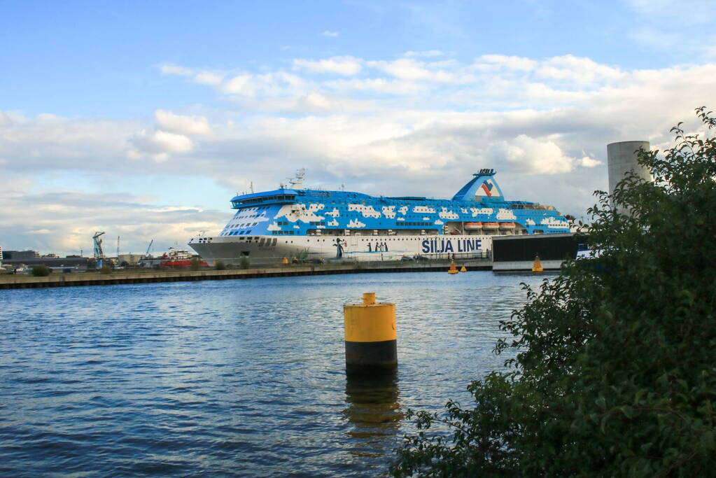 Cruiseschip voor asielzoekers afgemeerd in haven