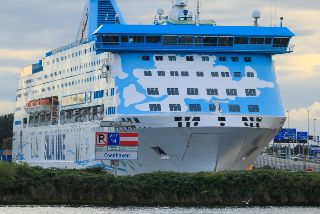 Cruiseschip voor asielzoekers afgemeerd in haven