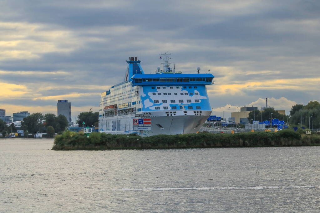 Cruiseschip voor asielzoekers afgemeerd in haven