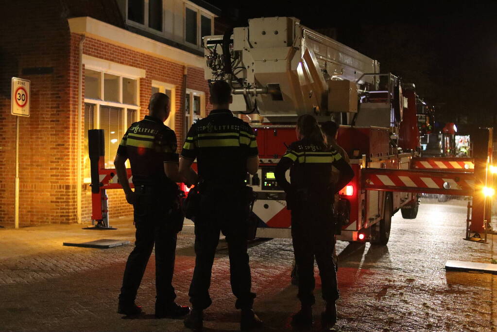 Brandweer veegt schoorsteen na brand